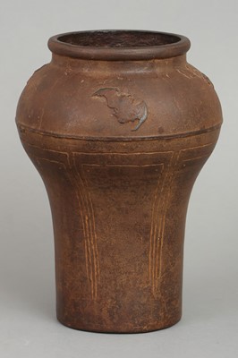 Japanische Eisenguss-Vase in archaischem Stil