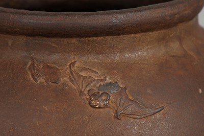 Lot 102 - Japanische Eisenguss-Vase in archaischem Stil