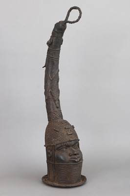 Lot 1206 - Afrikanischer Bronze (Gelbguss) Gedenkkopf mit Horn-Bekrönung, Benin/Nigeria