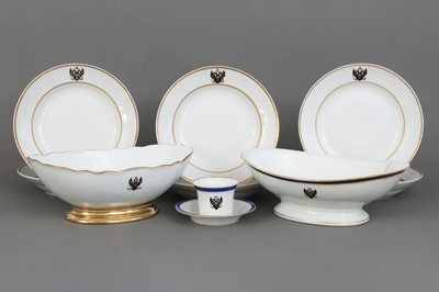 Lot 930 - KAISERLICHE PORZELLANMANUFAKTUR (St. Petersburg) Restspeiseservice aus dem Besitz Zar Alexander II.