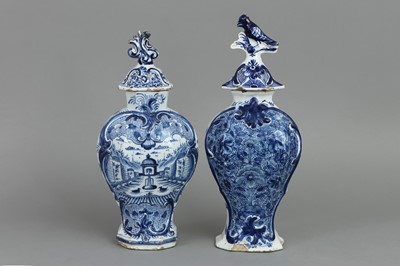 Lot 971 - 2 DELFT Deckelvasen mit Chinoiserie