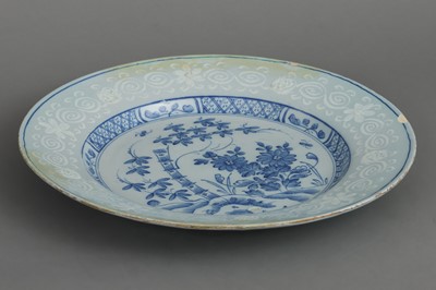 Lot 973 - DELFT Fayenceteller mit Chinoiserie