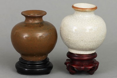 Lot 21 - 2  chinesische Vasengefäße (Salbenflaschen)