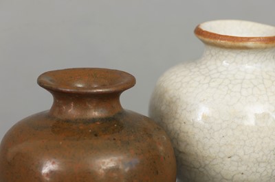 Lot 21 - 2  chinesische Vasengefäße (Salbenflaschen)