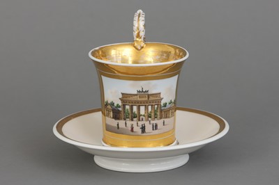 Lot 772 - KPM BERLIN Andenkentasse "Brandenburger Tor" mit Untertasse