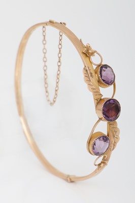 Lot 706 - Goldene Armspange der 1920er Jahre mit Amethyst