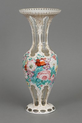 Lot 361 - Böhmische Kristallvase mit Blumenmalerei