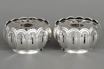 Lot 458 - Paar KOCH & BERGFELD (Bremen) Silber Stövchen