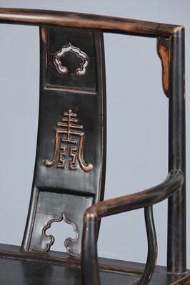 Lot 79 - Paar chinesische Armlehnstühle der Qing Dynastie