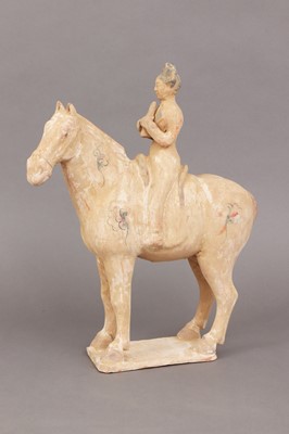 Lot 49 - Chinesische Terrakotta-Figur im Stile der Tang-Dynastie ¨"Pferd mit Reiterin¨"