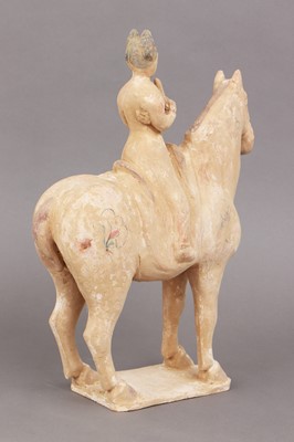 Chinesische Terrakotta-Figur im Stile der Tang-Dynastie ¨"Pferd mit Reiterin¨"