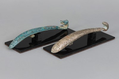 Lot 54 - 2 chinesische Bronze-Fibeln im archaischen Stil