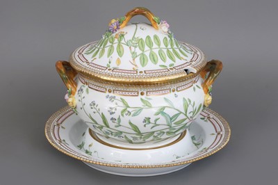 Lot 895 - ROYAL COPENHAGEN "Flora Danica" Deckelterrine mit Présentoir