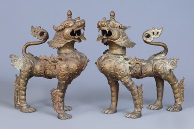 Lot 102 - Paar chinesische Bronzefiguren Wächterlöwen (Fu-Hunde)