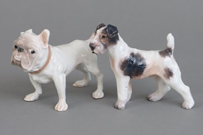 Lot 1108 - 2 Porzellanfiguren "Foxterrier" und "Bulldogge"