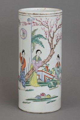 Lot 8 - Chinesische Porzellanvase/ "Hutständer"