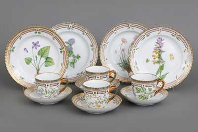 Lot 894 - 4 ROYAL COPENHAGEN "Flora Danica" Kaffeegedecke