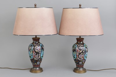 Lot 163 - Paar Tischlampen mit japanischen Cloisonné-Vasenfüßen