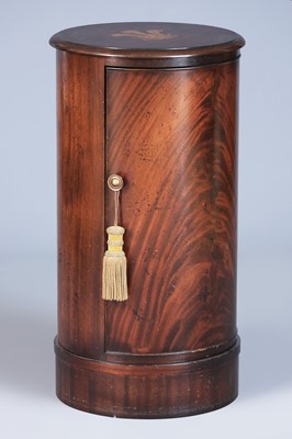 Lot 395 - Trommelschrank im Stile des 19. Jahrhunderts (George III.)