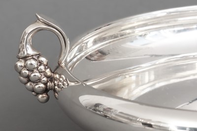 Lot 537 - GEBRÜDER DEYHLE (Schwäbisch Gmünd) Silber Henkelschale