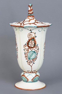 Lot 1154 - KARLSRUHER MAJOLIKA Deckelvase