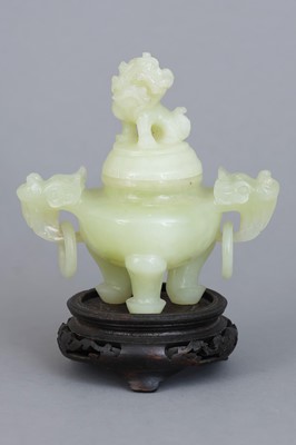 Lot 127 - Chinesisches Jade Deckelgefäß "Ding"