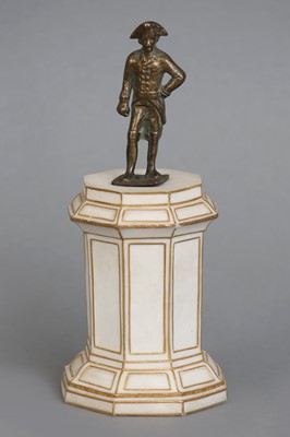 Lot 1448 - Kleinbronze "Friedrich der Große" auf Porzellansockel