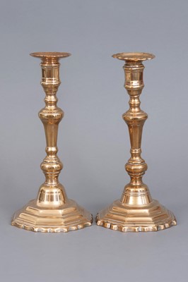 Lot 1395 - 2 Bronze Kerzenleuchter des 18. Jahrhunderts