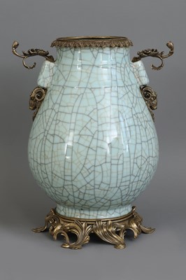 Lot 1 - Chinesische Porzellanvase mit französischer Bronzemontur