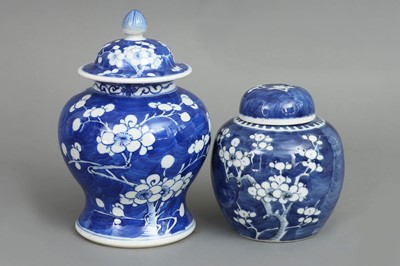 Lot 30 - 2 chinesische Porzellanvasen