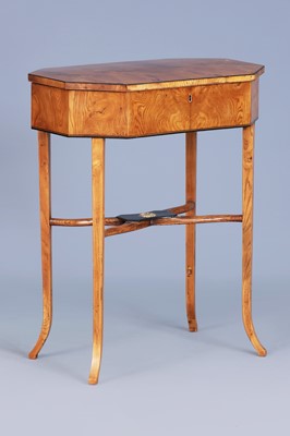 Lot 401 - Nähtisch des Biedermeier