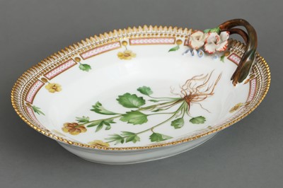 Lot 939 - ROYAL COPENHAGEN "Flora Danica" Porzellanschale