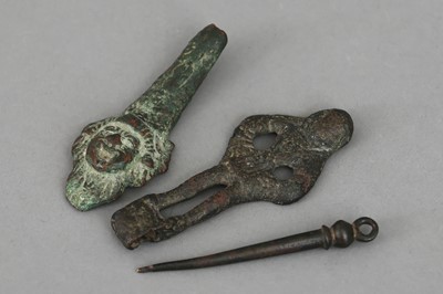 Lot 1324 - 3 antike römische Bronze-Objekte