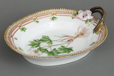 Lot 938 - ROYAL COPENHAGEN "Flora Danica" Porzellanschale