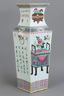 Lot 2 - Chinesische Vierkant Porzellanvase der Qing Dynastie