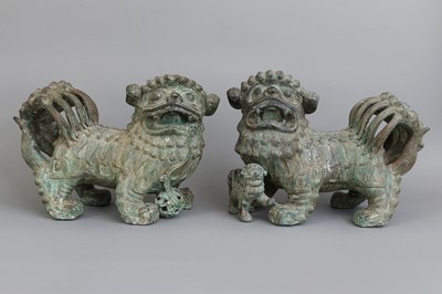 Lot 240 - Paar imposante asiatische Bronzefiguren "Fu-Tempelhunde"