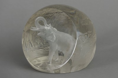 Lot 1229 - KRISTIAN KLEPSCH (* 1943) Glasskulptur/Paperweight "Elefant in Landschaftskulisse"