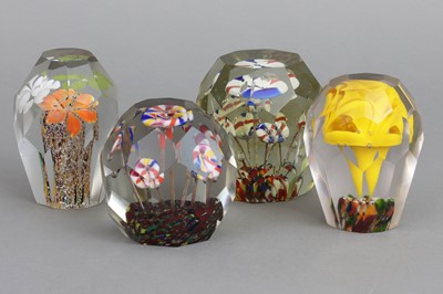 Lot 1138 - 4 Glas Paperweights