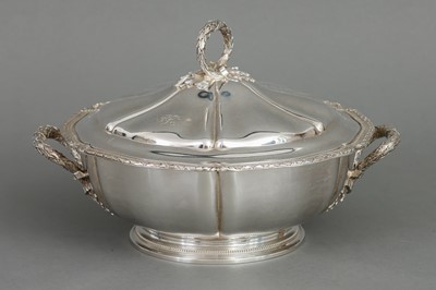 Lot 590 - KOCH & BERGFELD (Bremen) Silber Deckelschale (Écuelle)