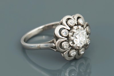 Lot 813 - Platinring mit Diamant