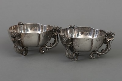 Lot 61 - Paar chinesische Silber Schalen mit Drachen