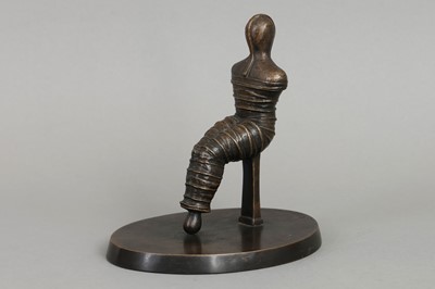 Lot 1112 - EDGAR AUGUSTIN (1936-1996) Bronzefigur "Geschnürte Figur"