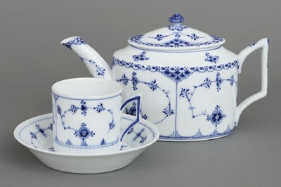 Lot 228 - ROYAL COPENHAGEN Porzellan Teekanne und Tasse mit Untertasse