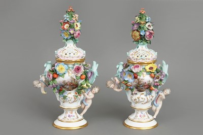 Lot 180 - Paar MEISSEN Porzellan Potpourrivasen