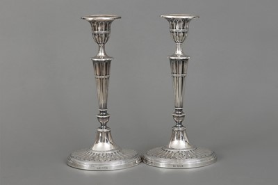 Lot 550 - Paar WALKER & HALL (Sheffield) Silber Tischleuchter