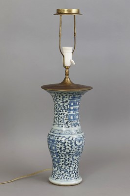 Lot 22 - Chinesische Porzellanvase als Lampe montiert