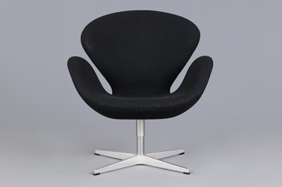 Lot 1566 - ARNE JACOBSEN "Swan Chair"