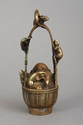 Lot 69 - Chinesische Bronzefigur "Frucht-Korb mit Ratten"