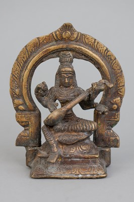 Lot 142 - Indische Bronzefigur "Saraswati"